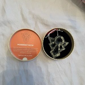 Erstwilder Modernist Motif